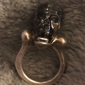 Uno de 50 silver plated Swarovski skull ring